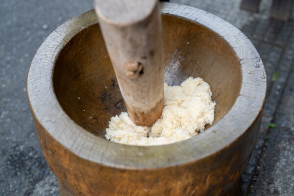 Explore a Showa Era Retro Shopping Street with a Local Guide – Mochi Pounding & Taiyaki Experience image