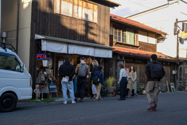 Explore a Showa Era Retro Shopping Street with a Local Guide – Mochi Pounding & Taiyaki Experience image