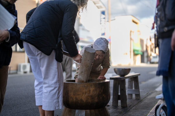 Explore a Showa Era Retro Shopping Street with a Local Guide – Mochi Pounding & Taiyaki Experience image