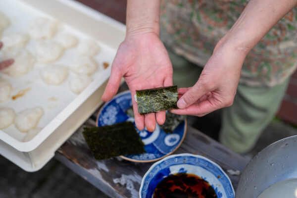 Explore a Showa Era Retro Shopping Street with a Local Guide – Mochi Pounding & Taiyaki Experience image